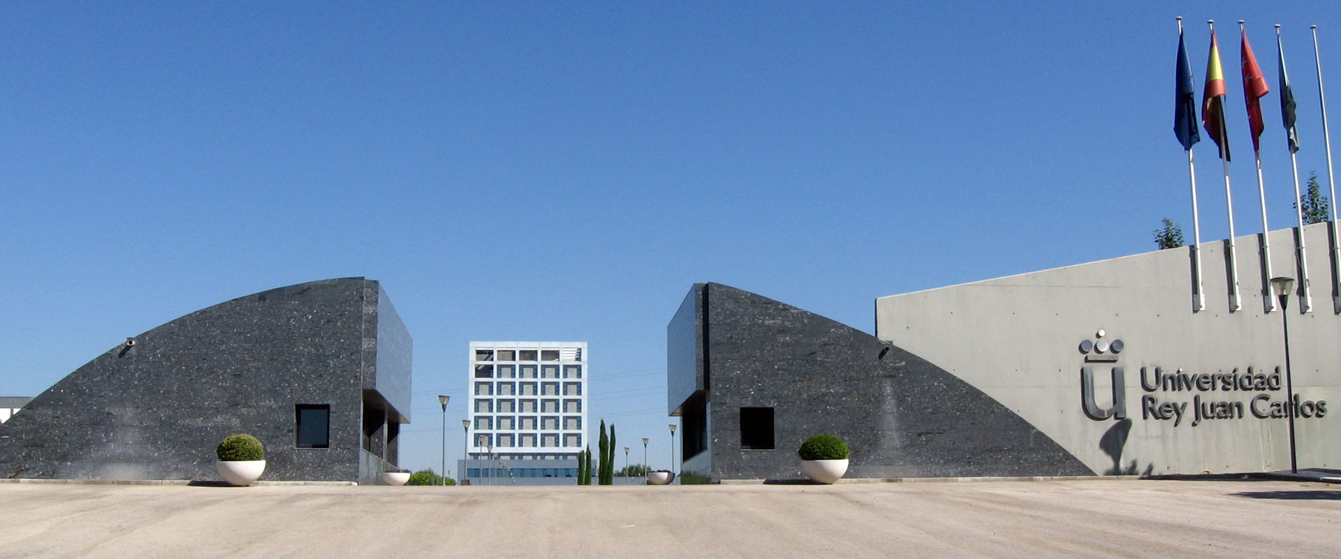 Entrada del Campus de Móstoles (Madrid, España) de la Universidad Rey Juan Carlos (URJC), con el Rectorado al fondo.